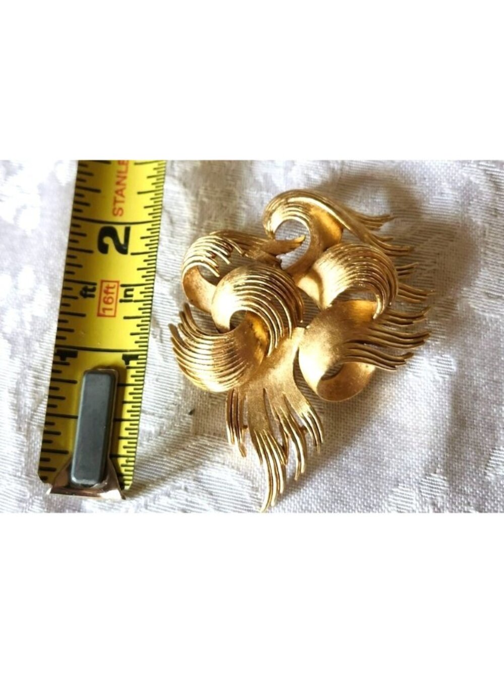Crown Trifari Vintage 1960 Gold-Tone Abstract Ribbon Brooch Signed 2.5" Elegant - Picture 6 of 6